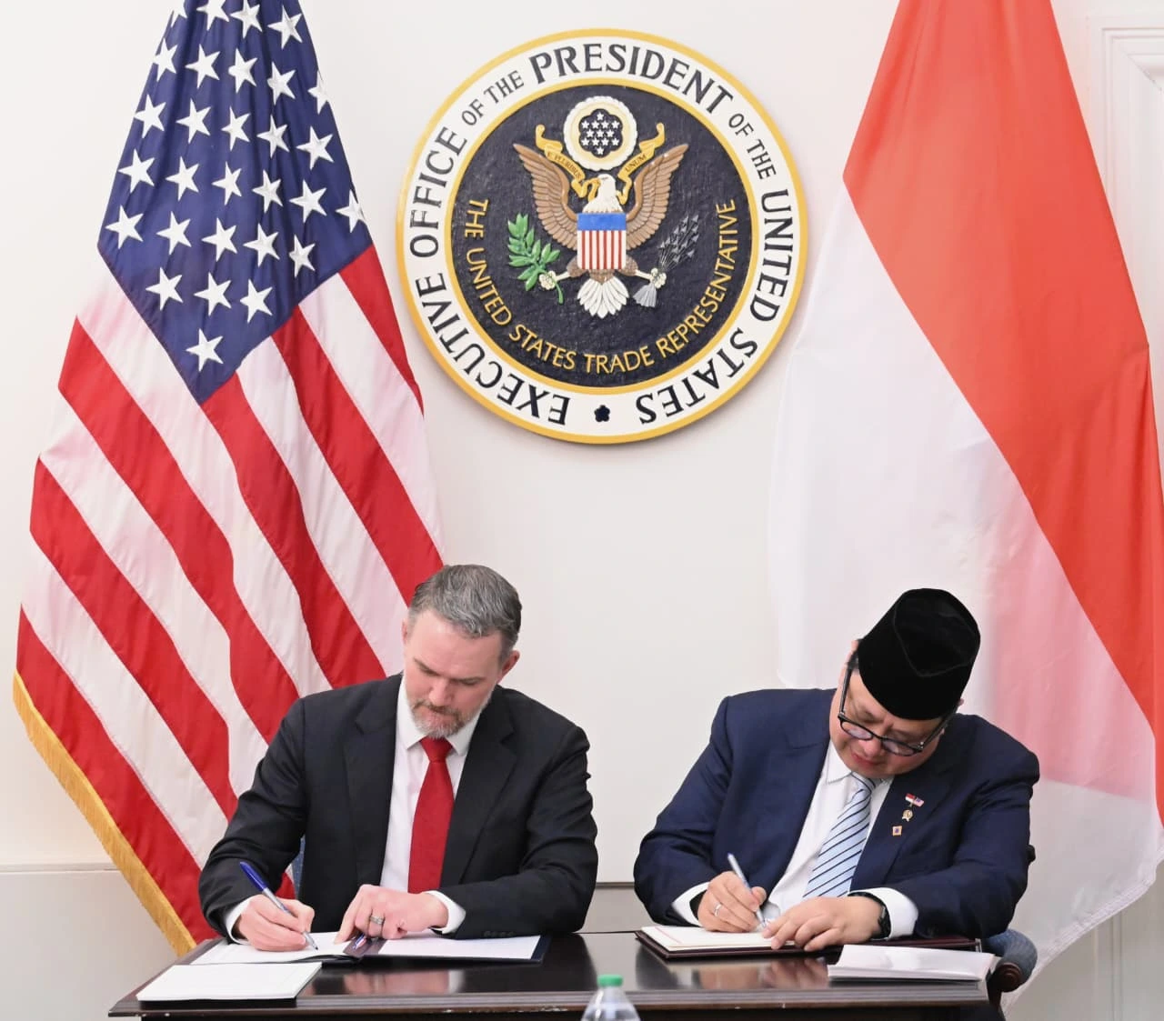 Delegates from Indonesia and the US signing a trade agreement